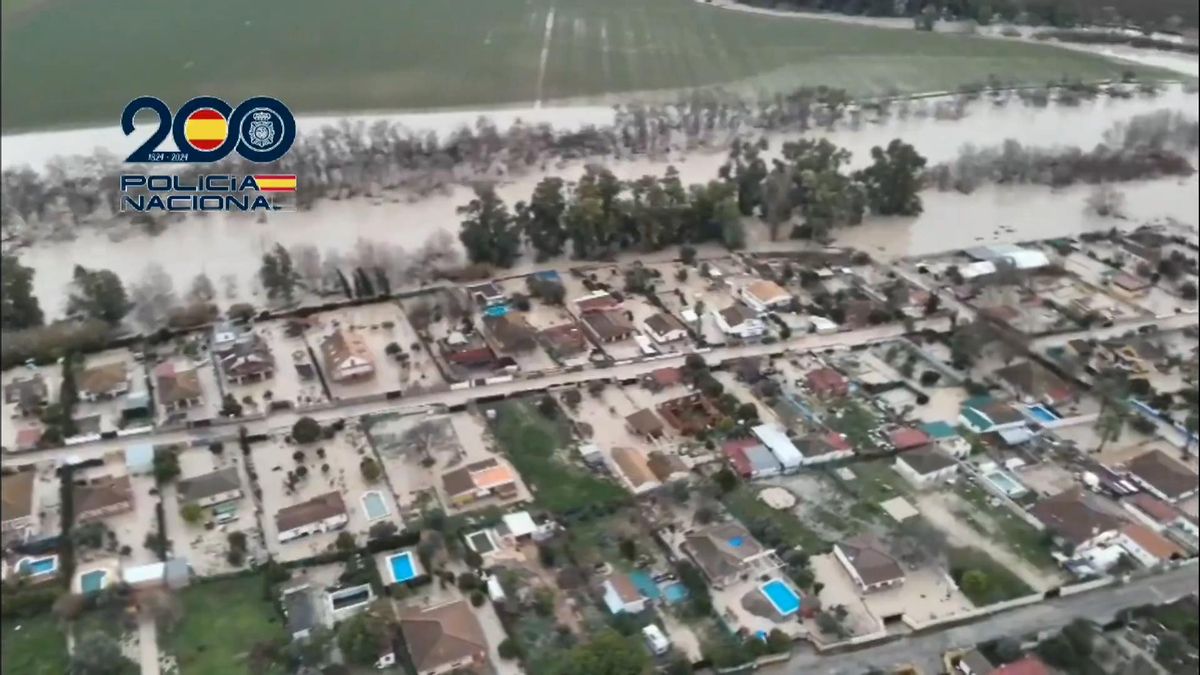 Parcelas inundadas junto al aeropuerto de Córdoba por la crecida del río.