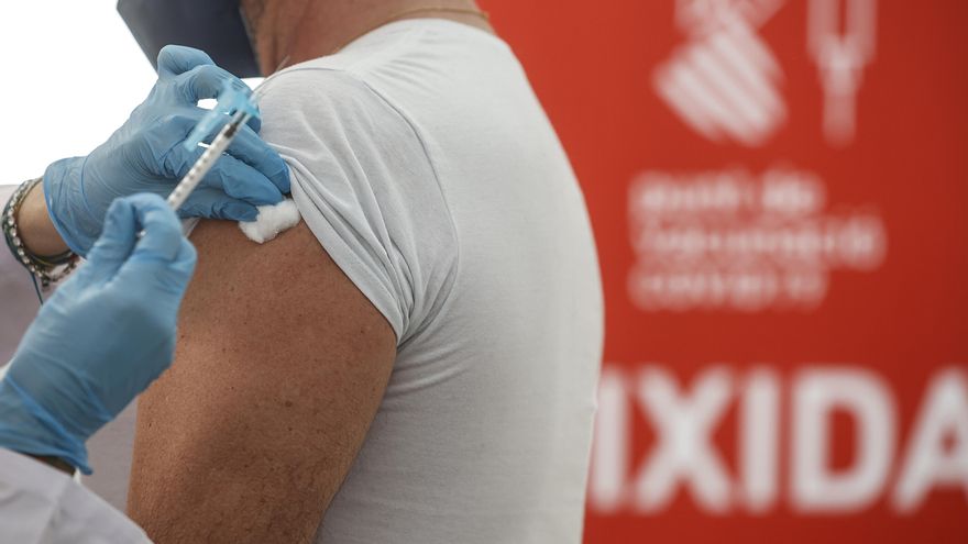 Una sanitaria vacuna a un hombre con la tercera dosis de la vacuna de Moderna en el vacunódromo instalado en la Ciutat de Les Arts i les Ciències