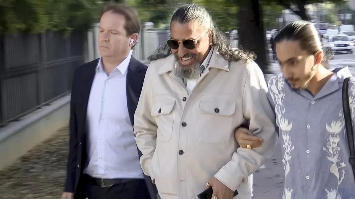 El cantaor Diego 'El Cigala' (centro) el pasado mes de noviembre a su llegada a los Juzgados de Jerez de la Frontera.