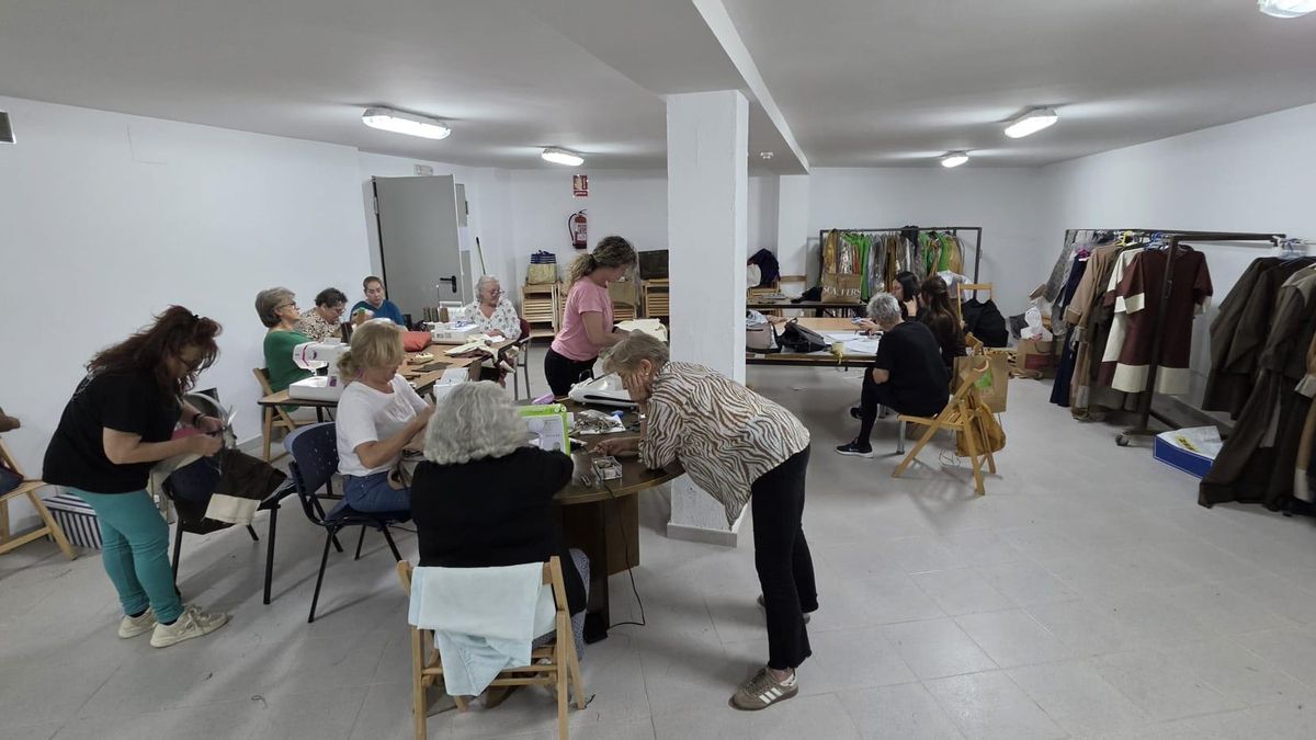 Mujeres de Guadamur preparando y confeccionado el vestuario