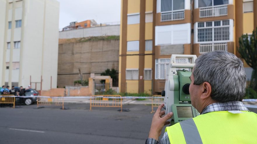 Estudios topográficos en el muro de Miller Bajo afectado por las lluvias de la borrasca Therese.