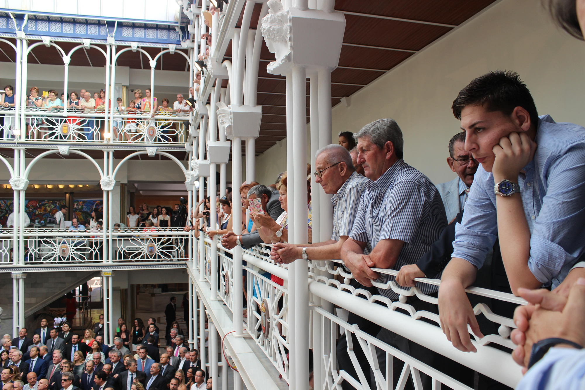 Galería del primer piso en el Patio de los Ayuntamientos de la Asamblea Regional de Murcia / PSS