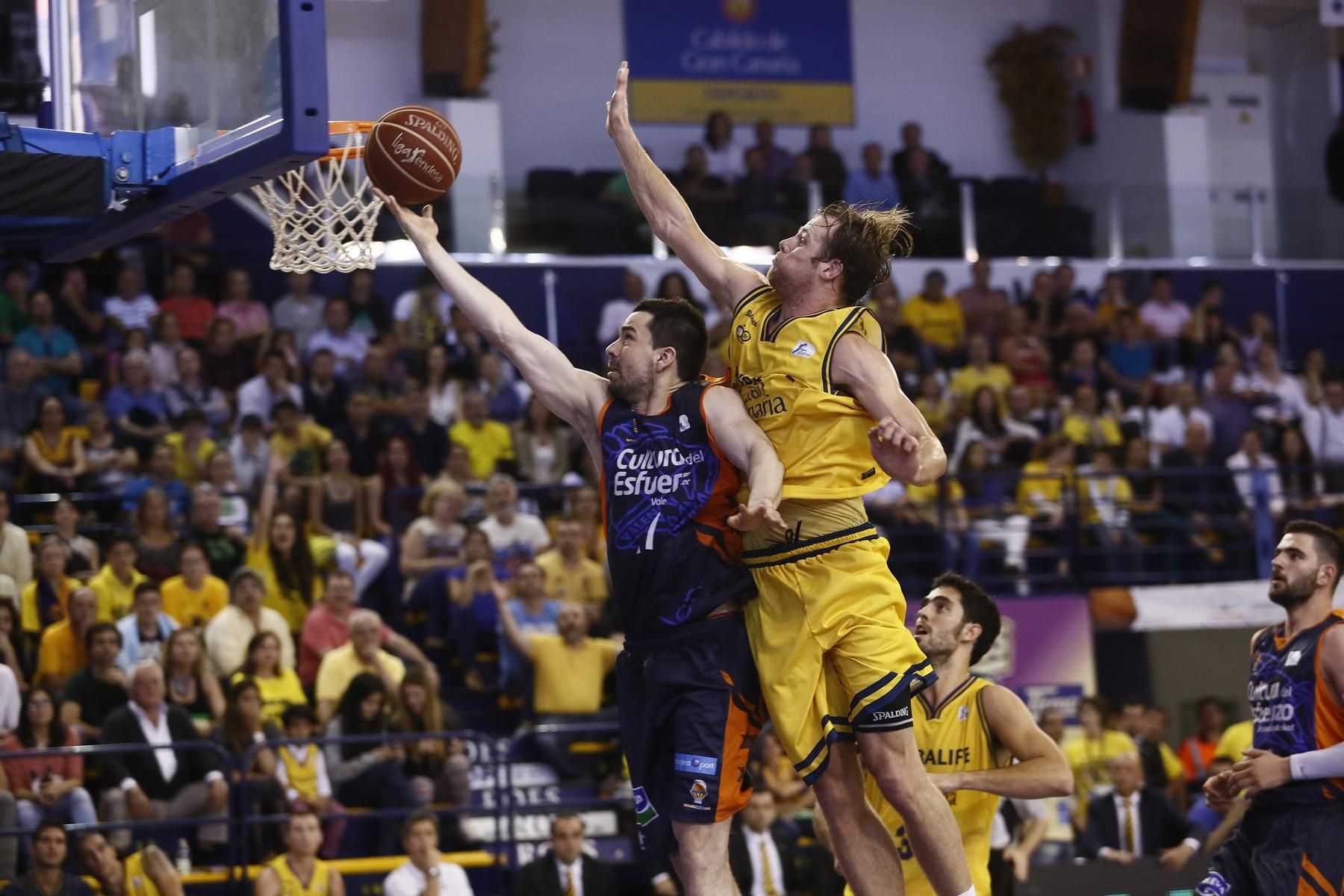Newley intenta ponerle un tapón a Rafa Martínez. ACB Photo/M. Henríquez