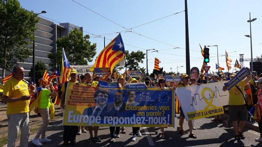 Varios eurodiputados muestran carteles de Puigdemont al inicio del pleno y reivindican sus derechos como eurodiputa