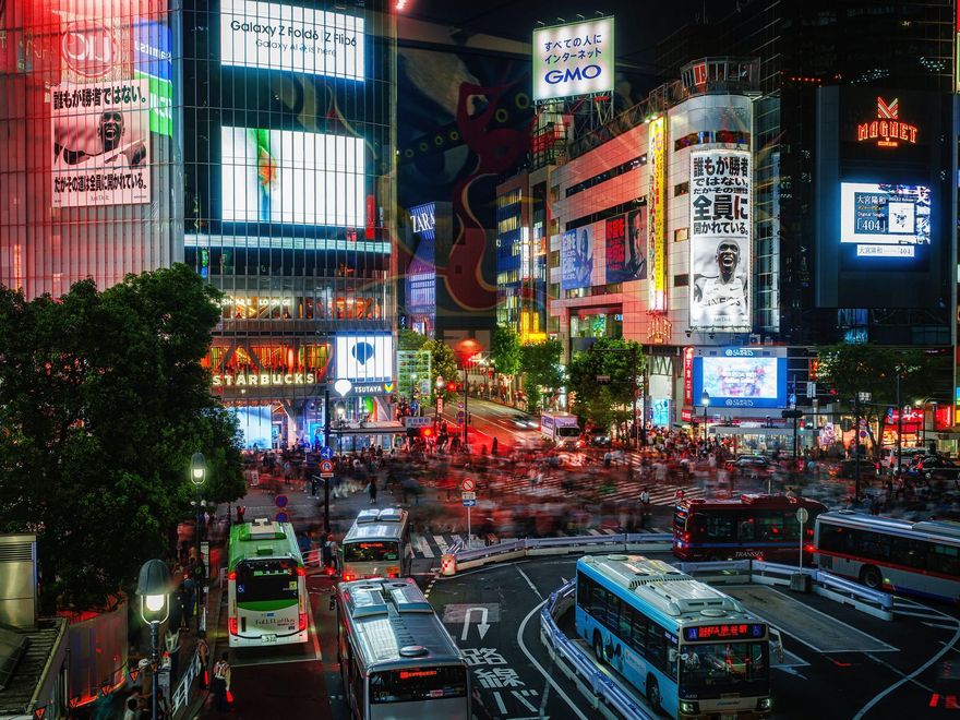 Movimiento y color. Shibuya al caer la noche se convierte en un espectáculo visual.