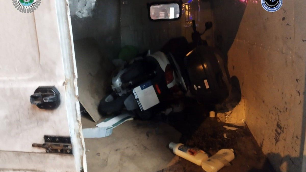 Imagen del interior del furgón con motos robadas