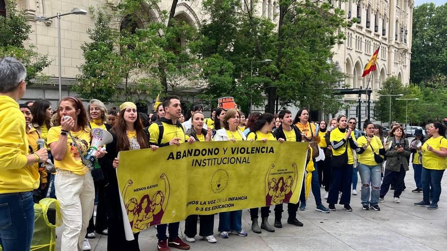 Educadoras infantiles de Madrid se concentran frente al ayuntamiento de la capital mientras se celebraba el Pleno de este 29 de abril