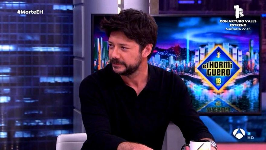 Álvaro Morte desvela en 'El Hormiguero' su mayor fobia: "Creo que hay manos negras ahí debajo haciendo algo"