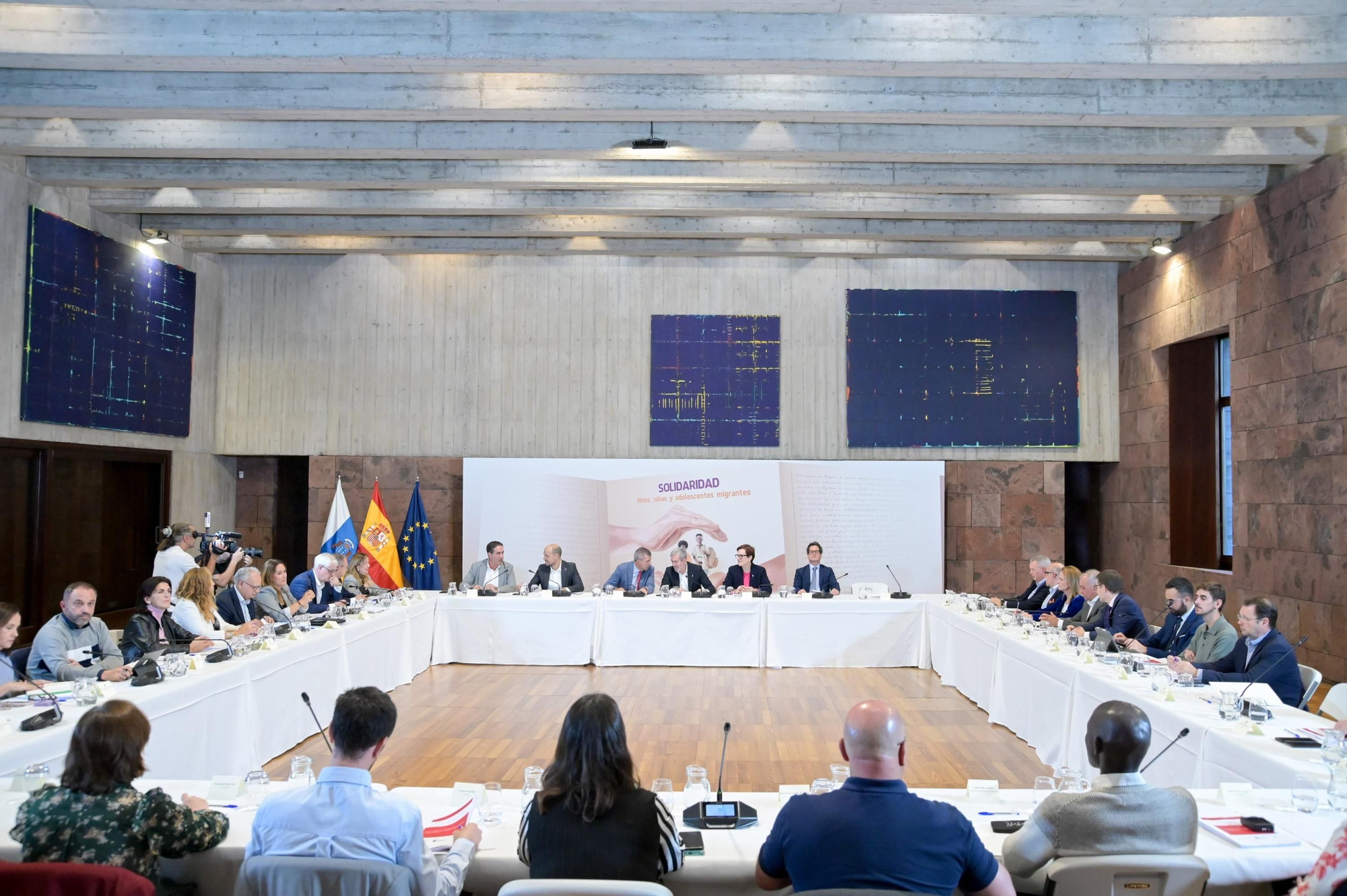 Reunión del Gobierno de Canarias con los grupos parlamentarios regionales, entidades del tercer sector, cabildos y municipios en la sede de Presidencia de la isla de Tenerife. 