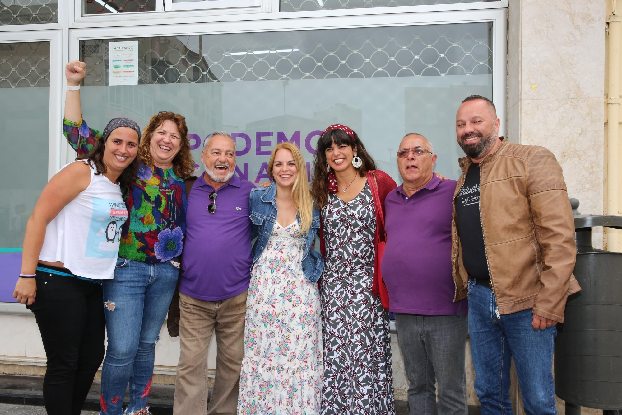 Teresa Rodríguez y Noemí Santana junto a otros miembros de Podemos.