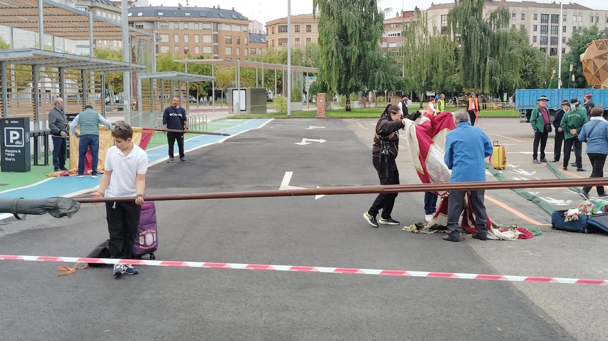 A primera hora, preparando los pendones en la campa de San Marcos en Eras de Renueva