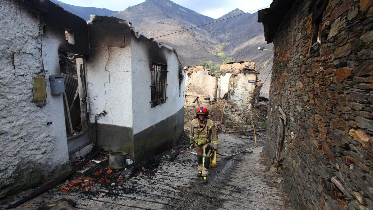 Bomberos del Ayuntamiento de Soria acuden a apagar rescoldos de casas incendiadas en el pueblo de Lusío (Oencia).