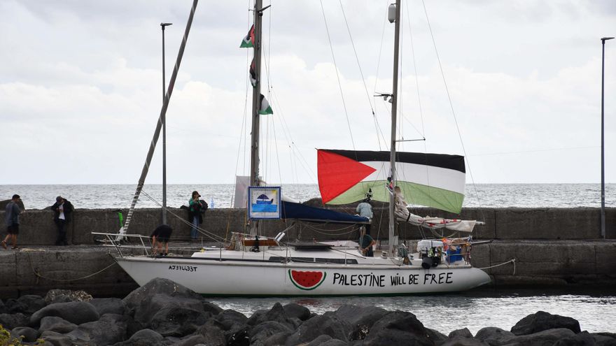 Uno de los barcos de la Flotilla rumbo a Gaza zarpa del puerto de San Giovanni Li Cuti en Catania, Sicilia, sur de Italia.