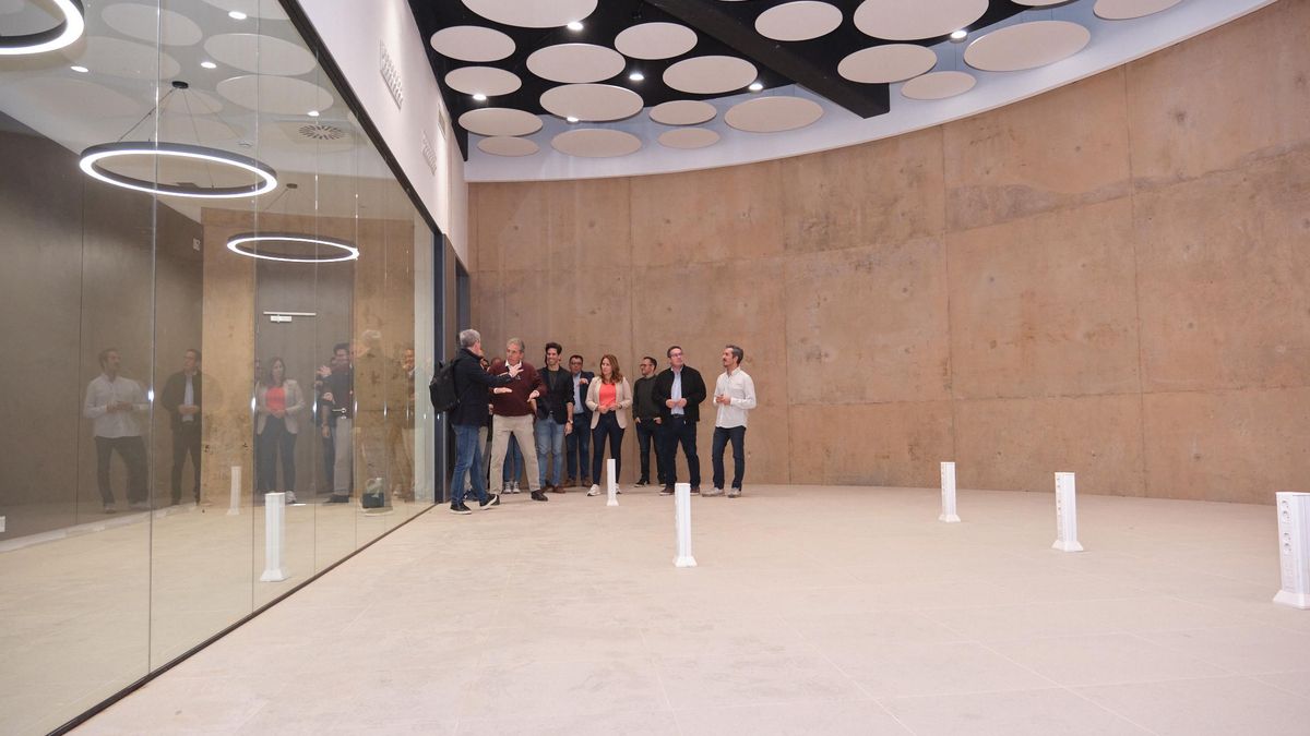 Visita del presidente de Canarias, Fernando Clavijo, al edificio polivalente desde el que se evaluará y se realizará el seguimiento de vuelos y el control y análisis de las misiones