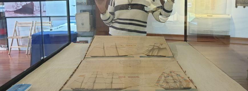 El Atlas de Arquitectura Naval de Fernando Arozena Lemos se conserva en el Museo Naval. 