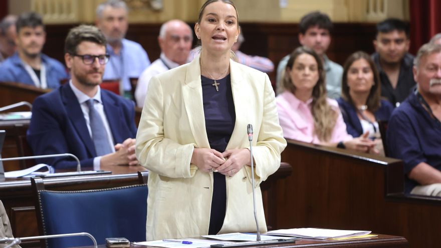 Archivo - La presidenta de Baleares, Marga Prohens, durante una sesión de control al Govern balear.