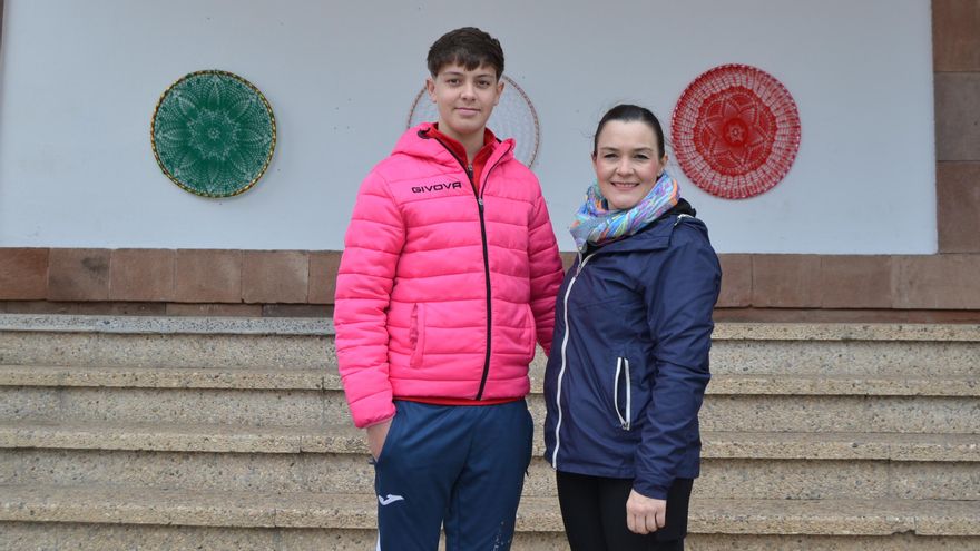 José Cepas y su madre, frente al Ayuntamiento de Adamuz