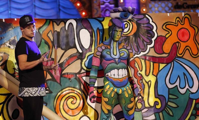 El modelo Anyelo Pérez, con la fantasía "Tal vez el octavo arte". EFE/Elvira Urquijo A.