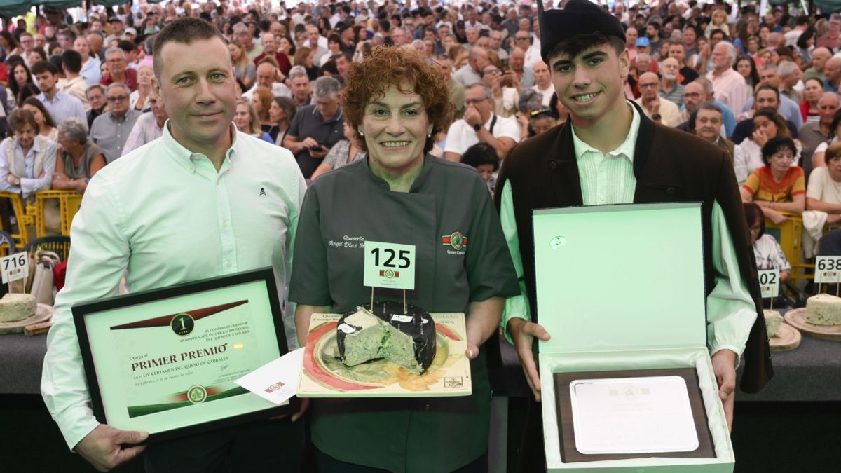 Encarni Badia, de la quesería “Angel Díaz Herrero”  flanqueada por el presidente de la DOP Cabrales, Benigno Pérez, a la izquierda, y Adrián Díaz de la quesería ganadora.