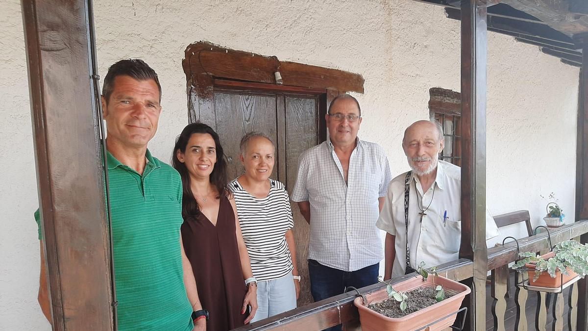 De izquierda a derecha, Diego Alonso, Tania Paz, Lucía Lordén, José Heras González 'Pepín' e Isaac Núñez, en el centro terapéutico de Proyecto Hombre en Santibáñez del Toral.