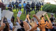 Manifestantes y policía frente al capitolio del estado de Georgia, Atlanta.