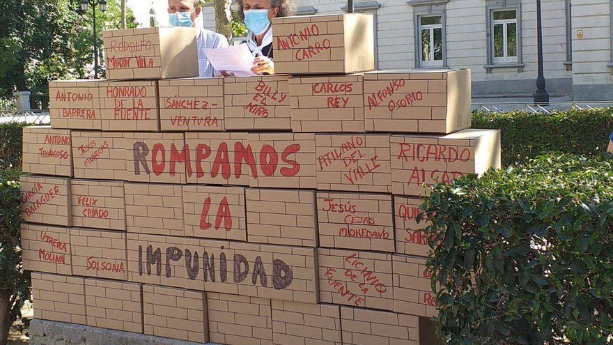 Justa Montero lee el manifiesto en la Plaza de la Villa, tras la concentración ante la embajada argentina