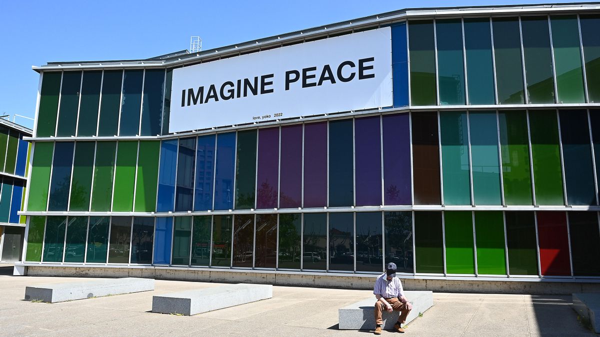 Intervención de Yoko Ono en la fachada del MUSAC
