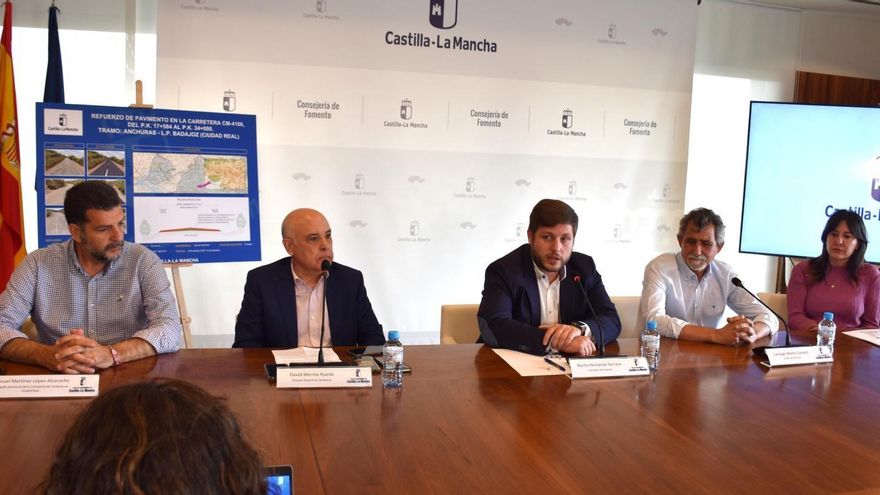El consejero de Fomento, Nacho Hernando, presenta la remodelación de la CM-4106 en Anchuras