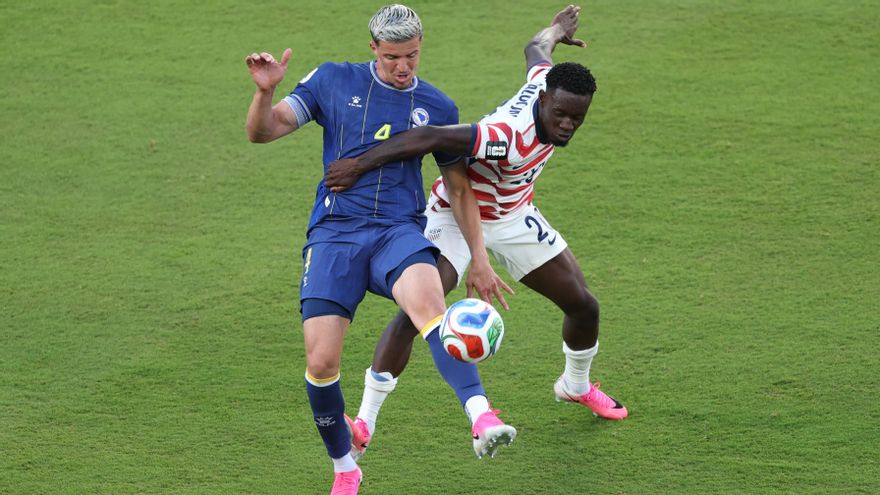 Folarin Balogun pisa la pierna de apoyo del defensa Tarik Muharemovic con los tacos en la falta por la que sería expulsado tras la revisión del VAR.