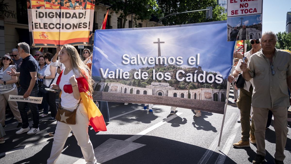 Manifestantes portan pancartas durante una manifestación para exigir la dimisión de Pedro Sánchez, a 23 de mayo de 2026, en Madrid.