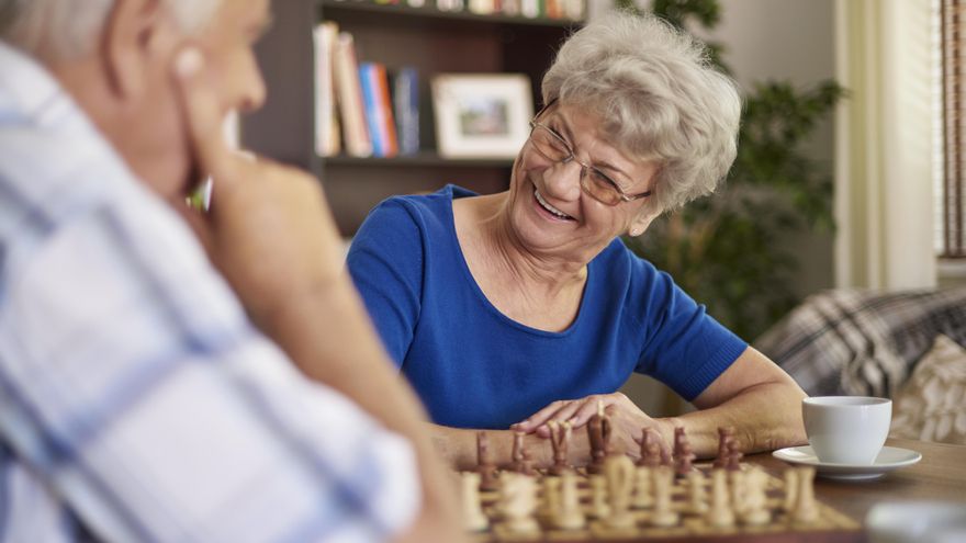 Cartas, dominó o ajedrez: qué tienen que ver los juegos de mesa y la demencia