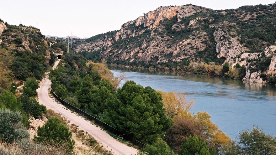 La ruta que recorre una antigua línea de ferrocarril a través de túneles, pueblos y viaductos que es perfecta para una caminata