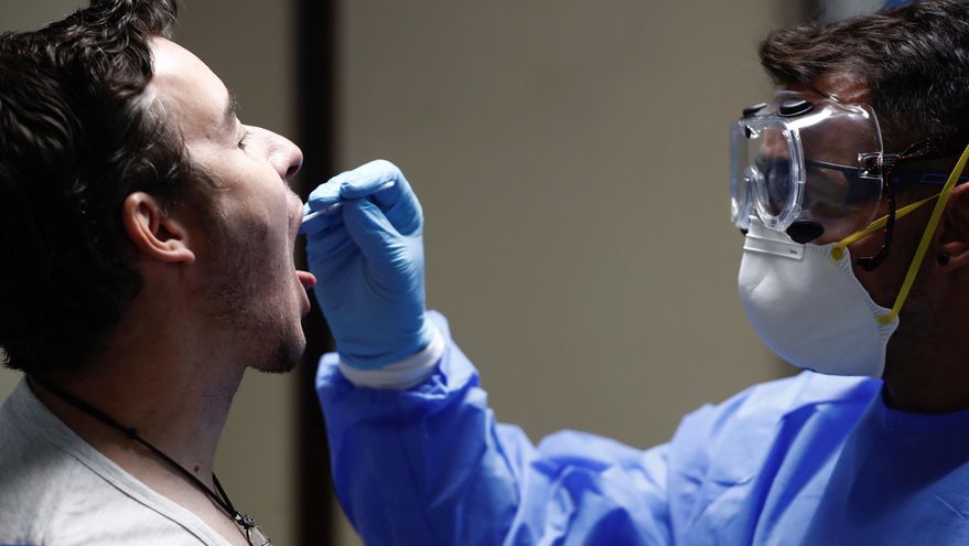 Una hombre se somete a las pruebas PCR dentro del Plan COVID-19 de la Comunidad de Madrid. EFE/Mariscal