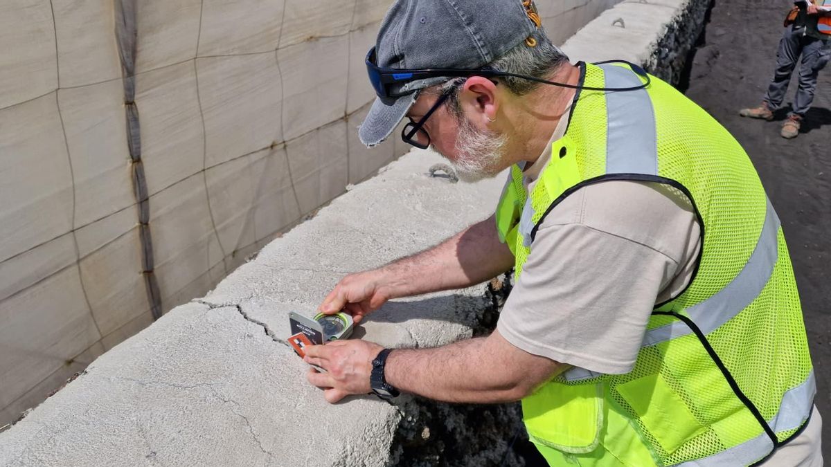 Proceso de medición de las fisuras en la isla de La Palma.
