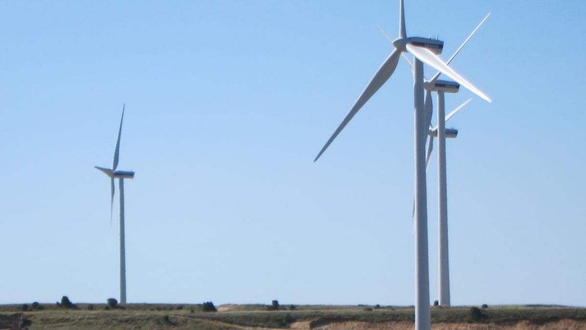 Industria rompe con la consultora BCG y aporta un informe de Roland Berger posterior a la norma de renovables