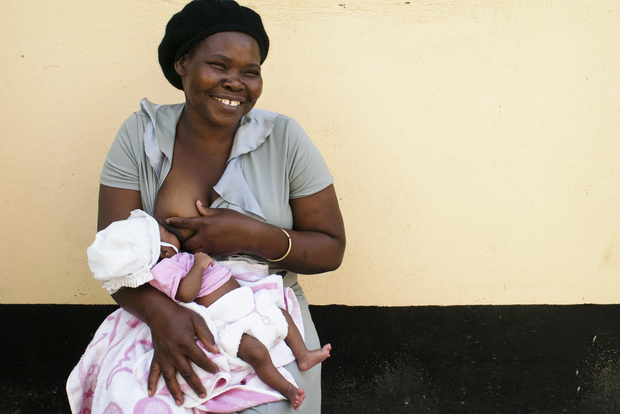 El tratamiento es sencillo y eficaz. Las mujeres que ya están recibiendo ARV antes del embarazo continúan con la terapia, mientras que aquellas cuyo estado VIH-positivo es detectado ya durante el embarazo comienzan a recibirla lo antes posible (idealmente, a partir de la 14ª semana de gestación). Una madre zimbabuensa en el momento de la lactancia.