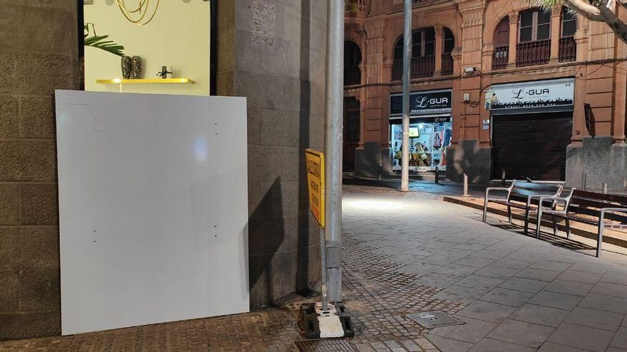 Una clínica estética cubre sus cristales con una plancha en el centro e Santa Cruz ante la llegada del Carnaval