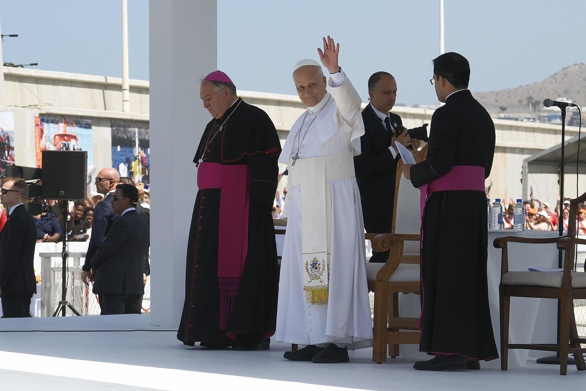El Papa, en su encuentro con más de un millar de inmigrantes de África, América Latina y con representantes de las principales instituciones y organizaciones sociales que trabajan en los servicios de rescate, acogida e integración. en el muelle de Arguineguín.