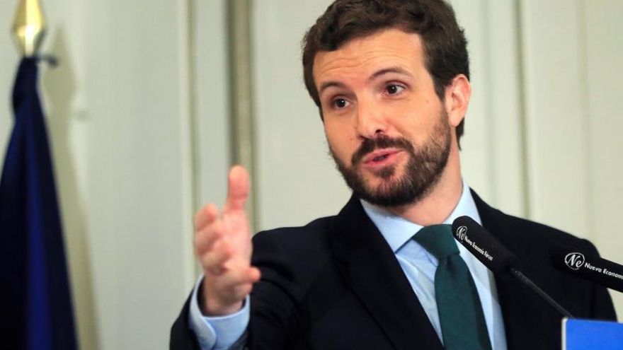 El líder del PP, Pablo Casado, presenta al alcalde de Madrid, José Luis Martínez Almeida, durante un desayuno informativo del Fórum Europa celebrado este lunes en Madrid.