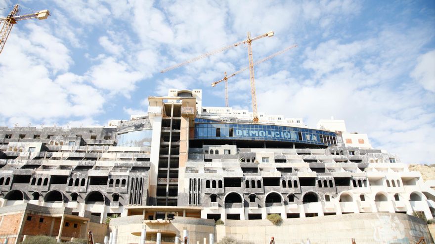 El Tribunal Superior andaluz evita multar al alcalde de Carboneras por no revisar ya la licencia de El Algarrobico