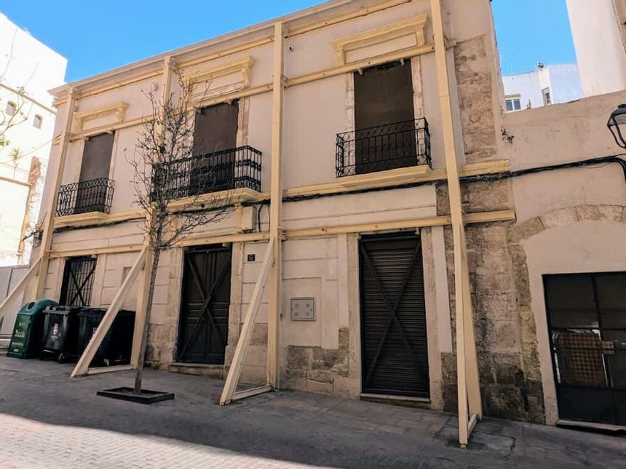Edificio apuntalado muy cerca de la Catedral de Almería