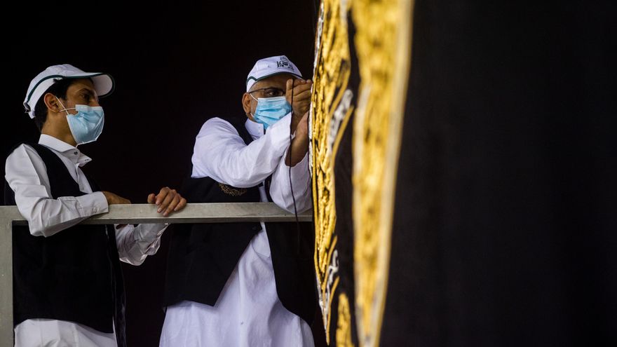 Trabajadores cambian el Kiswah, la tela que cubre el santuario más sagrado del Islam, la 'Kaaba', durante la peregrinación anual del Hajj musulmán. Debido a la propagación del coronavirus (COVID-19), Arabia Saudita tomó una decisión histórica que permitirá que sólo unos pocos miles de ciudadanos saudíes y residentes extranjeros realicen la peregrinación anual del Hajj.