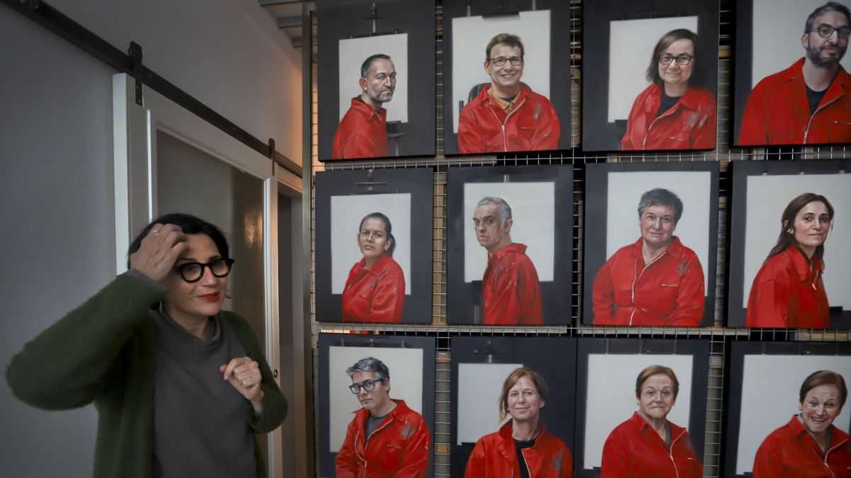 Mery Sales davant d’algunes obres de la sèrie “Parias conscientes”, que exposa actualment a la Galeria del Tossal de València.