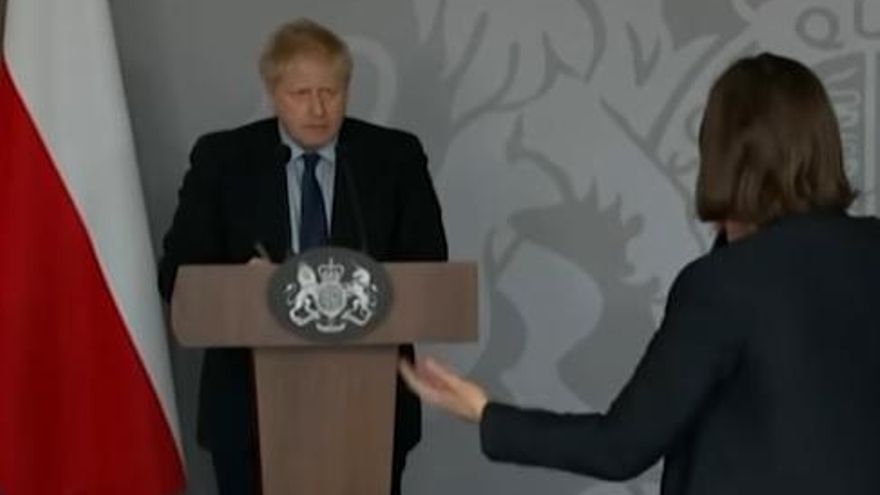 La activista Daria Kaleniuk durante su intervención en la rueda de prensa de Johnson en Varsovia