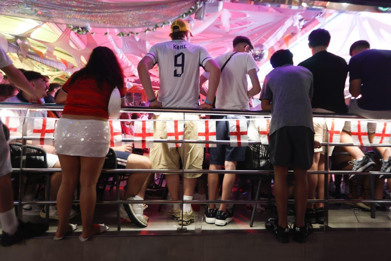 Aficionados ingleses siguen atentos el desarrollo del partido en uno de los bares de Magaluf con pantalla habilitada