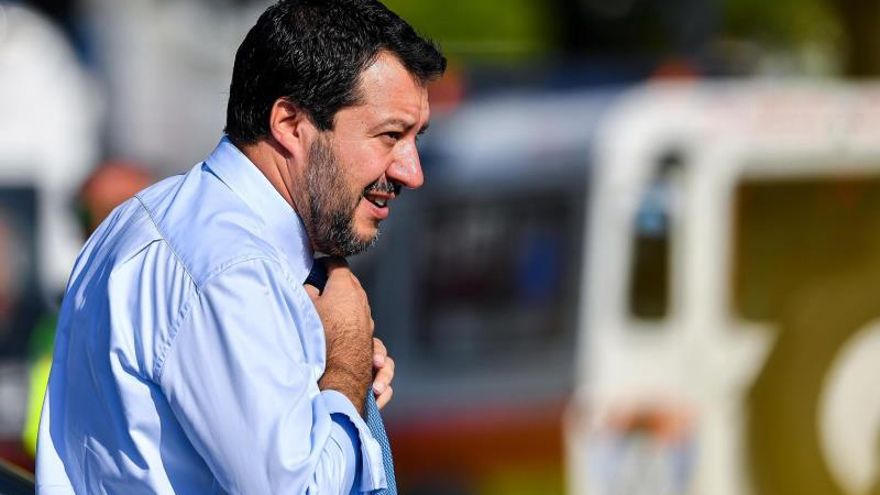Al Salvini de los puertos cerrados se le acumulan los barcos