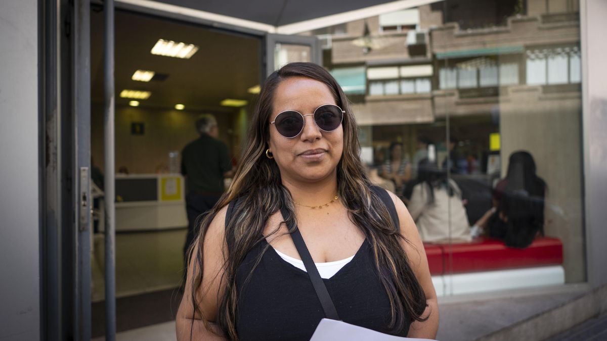 La mujer peruana ha acudido a Correos a pedir la regularización de su hija menor