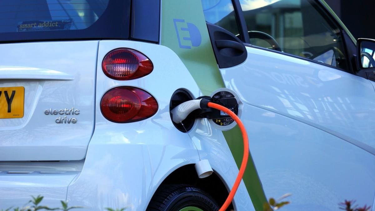 ¿En qué se diferencian los accidentes de los coches eléctricos y los de combustión? Un estudio analiza cómo la tecnología está cambiando el tipo de colisiones en carretera