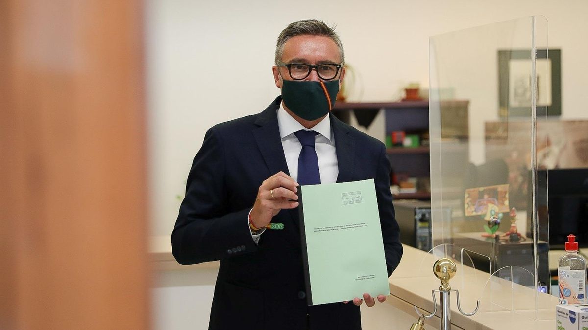 Manuel Gavira presenta el dictamen de la Comisión del Covid-19 en el registro del Parlamento andaluz, este lunes