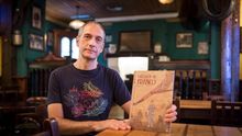 Chesús Calvo, con su cómic 'Esclavos de Franco'.